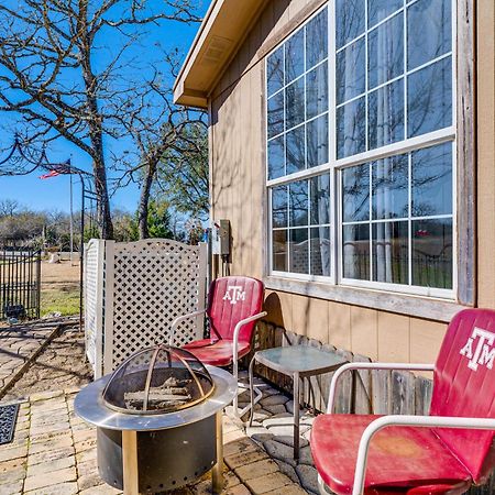 College Station Getaway With Hot Tub And Courtyard! Villa Buitenkant foto